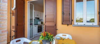 Bright and comfortable apartment, able to accommodate up to 4 people, with a large double bedroom and bedroom with a bunk bed, equipped terrace, living room and kitchenette. Ideal for a relaxing beach holiday, a few meters from the Blue Beach and in a co