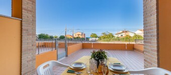 Bright and comfortable apartment, able to accommodate up to 4 people, with a large double bedroom and bedroom with a bunk bed, equipped terrace, living room and kitchenette. Ideal for a relaxing beach holiday, a few meters from the Blue Beach and in a co