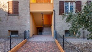 A building with a brick facade, a central staircase, and a metal railing. - Bright and comfortable apartment, able to accommodate up to 4 people, with a large double bedroom and bedroom with a bunk bed, equipped terrace, living room and kitchenette. Ideal for a relaxing beach holiday, a few meters from the Blue Beach and in a co (Marotta)