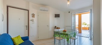 Bright and comfortable apartment, able to accommodate up to 4 people, with a large double bedroom and bedroom with a bunk bed, equipped terrace, living room and kitchenette. Ideal for a relaxing beach holiday, a few meters from the Blue Beach and in a co