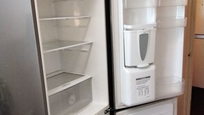 Un réfrigérateur compact doté de plusieurs étagères et d’un compartiment congélateur.