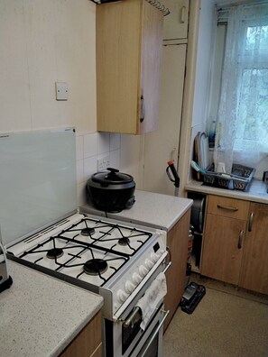 アパートメント クイーンベッド 1 台ソファーベッド付き | 専用キッチン | 冷蔵庫、電子レンジ、オーブン、コンロ