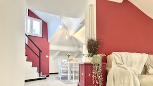 Ein modernes Interieur mit Treppe, Essbereich und Wohnzimmer.