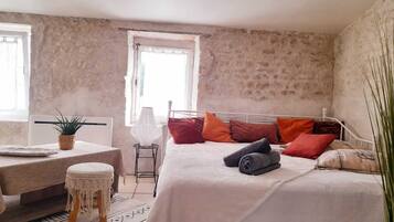 1 chambre, lit parapluie, Wi-Fi gratuit, draps fournis