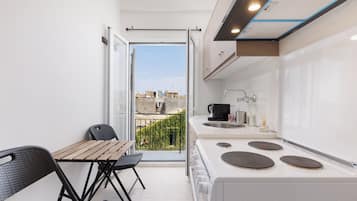 Habitació doble bàsica | Cuina privada | Frigorífic, forn, bullidora elèctrica i torradora
