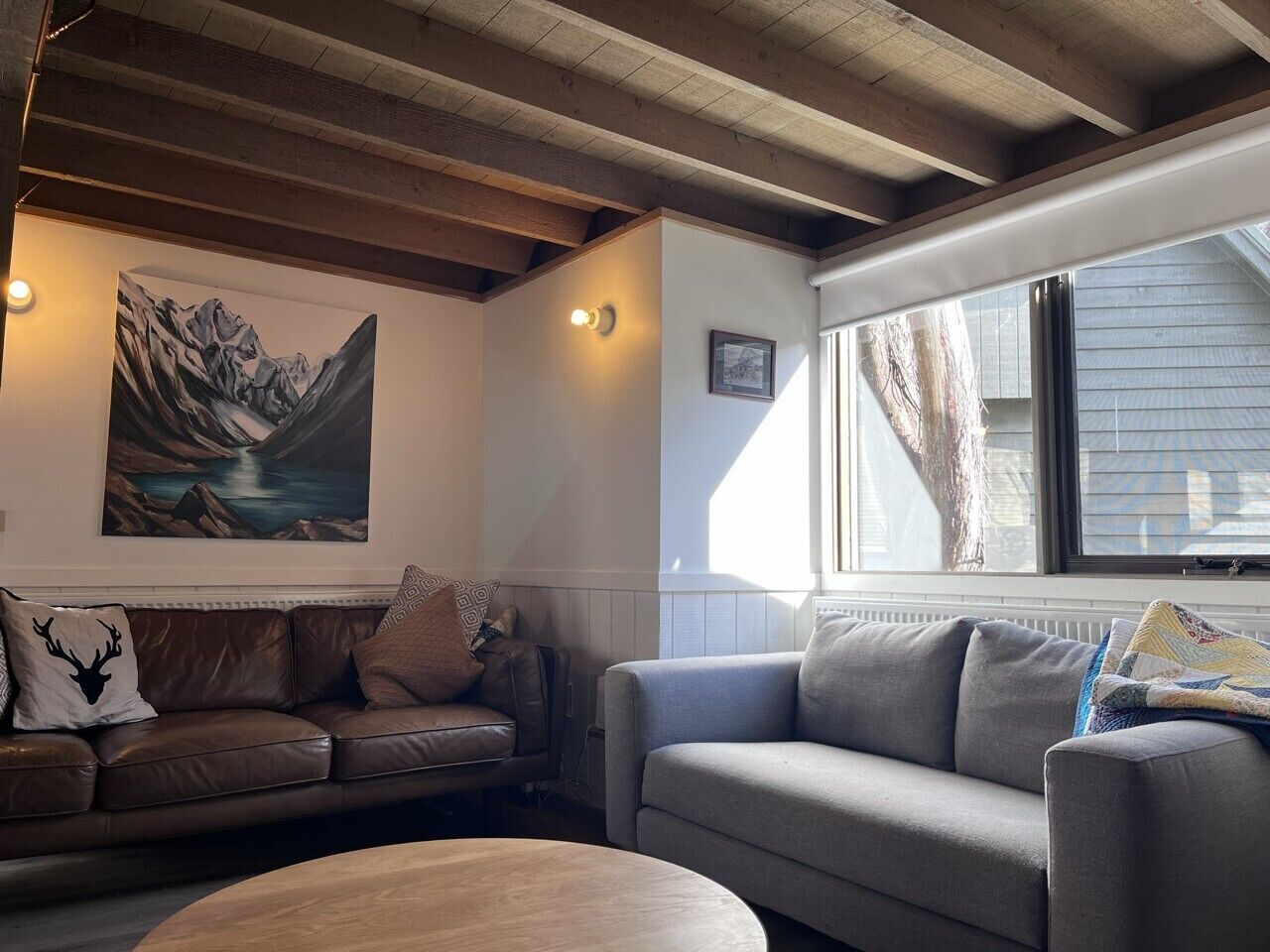 Fernseher, Kamin, Bücher