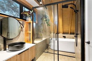 Regadera, toallas, jabón, papel de baño 