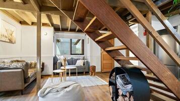 Televisio, takka, kirjoja