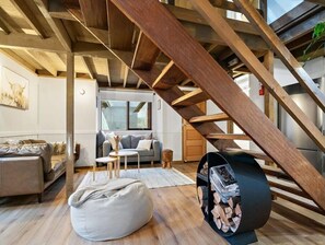 Tv, eldstad och böcker