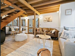 Tv, eldstad och böcker