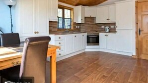 House, 2 Queen Beds | Private kitchen - Romantic Mountain Cabin (Letterbarrow)