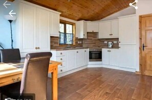 House, 2 Queen Beds | Private kitchen