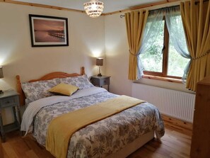 House, 2 Queen Beds | 2 bedrooms, free WiFi, bed sheets - Romantic Mountain Cabin (Letterbarrow)