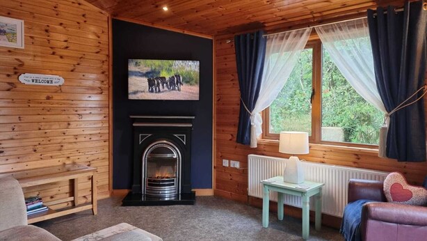 House, 2 Queen Beds | Living room - Romantic Mountain Cabin (Letterbarrow)