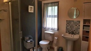 House, 2 Queen Beds | Bathroom | Shower, hair dryer, towels