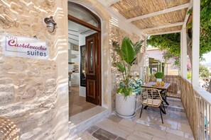 A stone building with a sign reading "Castelvecchio suites." - Venetian Charming ,stone-built Apartment Rethymno (Rethymno)