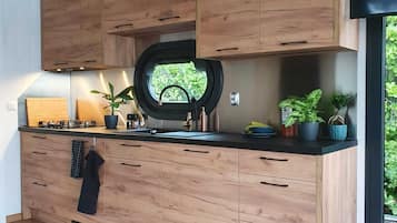 Fridge, oven, stovetop, coffee/tea maker