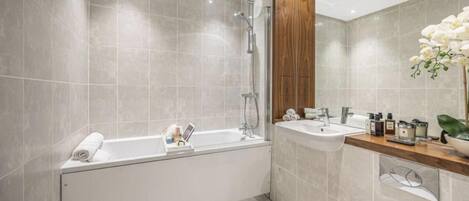 Apartment, 1 Queen Bed | Bathroom