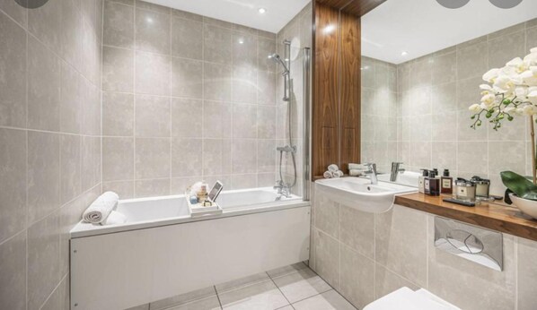Apartment, 1 Queen-Bett | Badezimmer