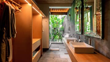 Pavilion Pool Suite with Daily Breakfast | Bathroom