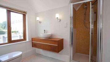 Villa | Bathroom | Separate tub and shower, deep soaking tub, hair dryer, towels
