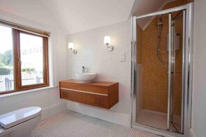 Villa | Baño | Tina y regadera independientes, tina profunda, secadora de cabello 
