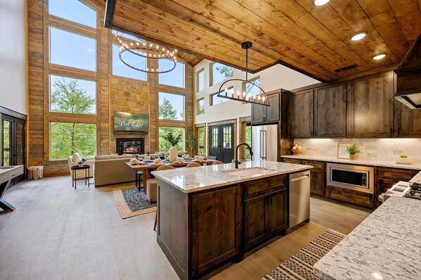 Fridge, microwave, oven, stovetop - Brand New The Lookout: Pool, Pond, Fun Slide, Scavenger Hunt, EV Tesla Outlet, Pet Friendly (Broken Bow)