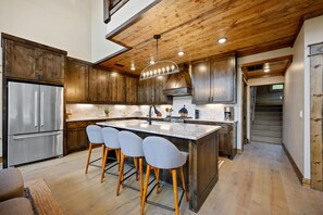 Fridge, microwave, oven, stovetop - Brand New The Lookout: Pool, Pond, Fun Slide, Scavenger Hunt, EV Tesla Outlet, Pet Friendly (Broken Bow)