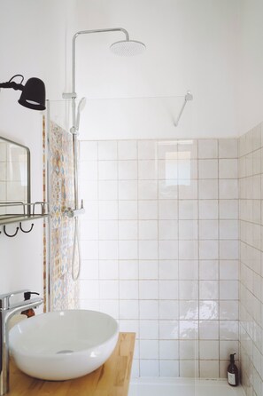 Douche, sèche-cheveux, serviettes fournies, savon