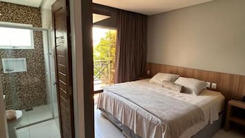 Habitación superior con 2 camas individuales | Escritorio, espacio para trabajar con laptop y cortinas blackout