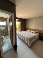 Escritorio, espacio para trabajar con laptop y cortinas blackout 