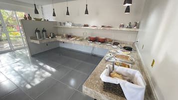 Café da manhã com buffet grátis todos os dias