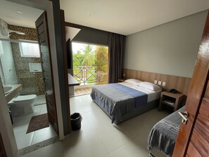 高級三人房 | 書桌、筆電工作空間、遮光布/窗簾、隔音