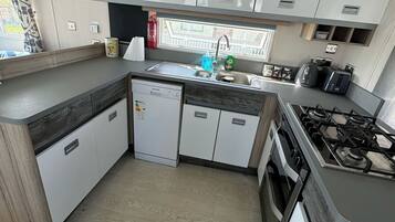 Cabin | Private kitchen | Fridge, microwave, oven, stovetop