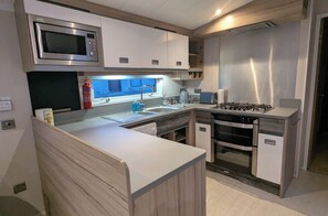 Chalet rustique | Cuisine privée | Réfrigérateur, four à micro-ondes, un four, surface de cuisson