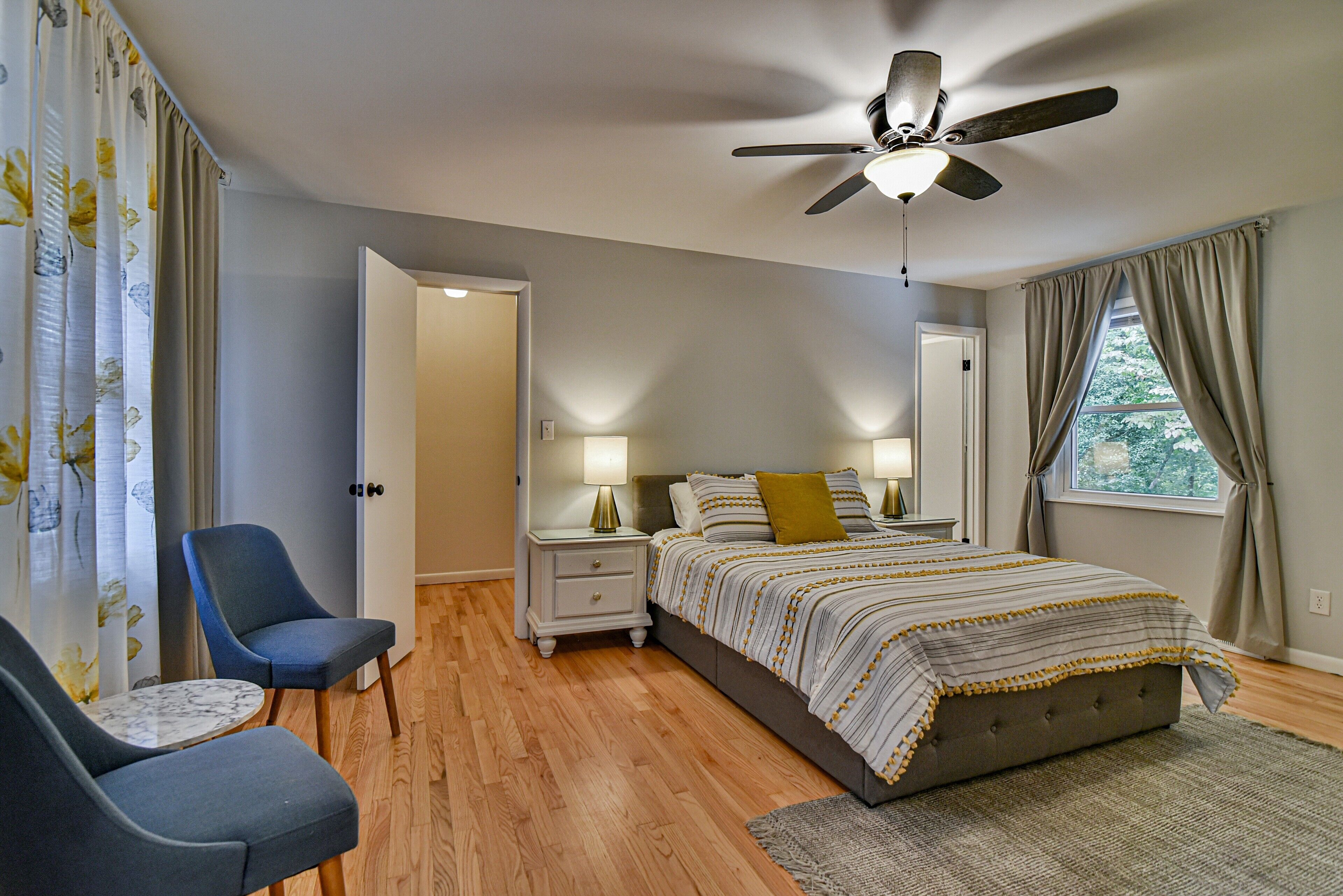 3 chambres, bureau, fer et planche à repasser, lit parapluie