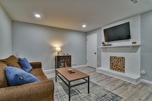 Smart TV, fireplace, books - Remodeled Home 10 min to Downtown Asheville/Weaverville/Fireplace/Gas Fire Pit (Asheville)