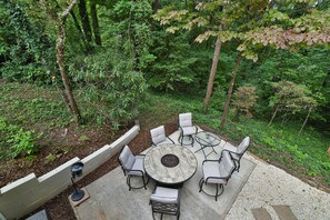 Outdoor dining - Remodeled Home 10 min to Downtown Asheville/Weaverville/Fireplace/Gas Fire Pit (Asheville)