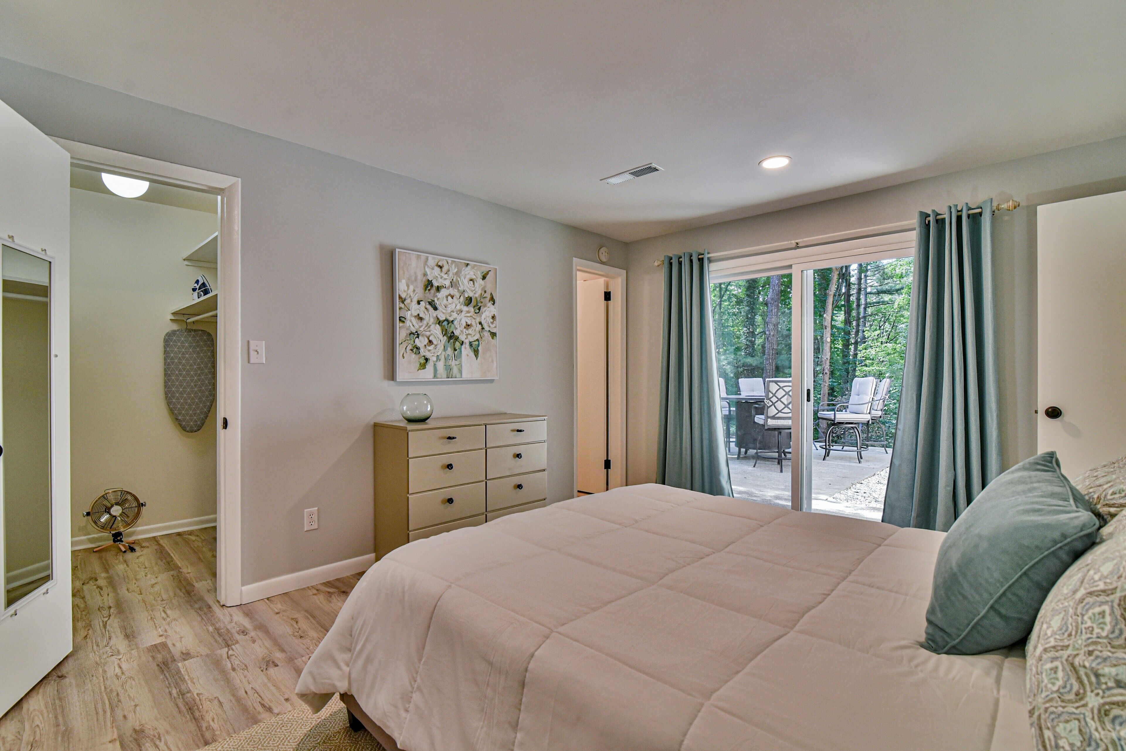 3 chambres, bureau, fer et planche à repasser, lit parapluie