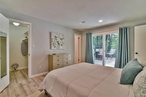 3 bedrooms, desk, iron/ironing board, travel cot - Remodeled Home 10 min to Downtown Asheville/Weaverville/Fireplace/Gas Fire Pit (Asheville)