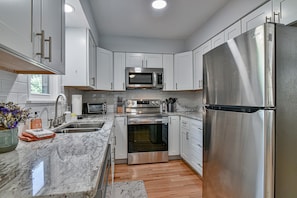 Fridge, microwave, oven, stovetop - Remodeled Home 10 min to Downtown Asheville/Weaverville/Fireplace/Gas Fire Pit (Asheville)