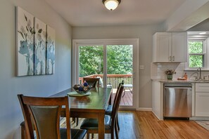 Dining - Remodeled Home 10 min to Downtown Asheville/Weaverville/Fireplace/Gas Fire Pit (Asheville)
