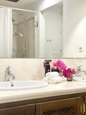 Tina, secadora de cabello, bidet, toallas