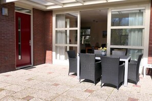 Outdoor dining - Comfortable, sunny holiday home on Park Campanula, 2 bedrooms, WiFi, close to beach, forest and dunes (Sint Maartensvlotbrug)