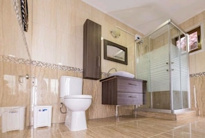 Dusche, Handtücher, Seife, Toilettenpapier