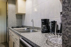 Frigorifero, microonde, forno, piano cottura