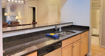 Comfy, AC/FP, wood & mountain views, deck, swim club. F1007 by LRS