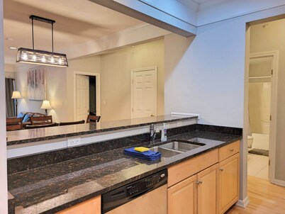 Comfy, AC/FP, wood & mountain views, deck, swim club. F1007 by LRS