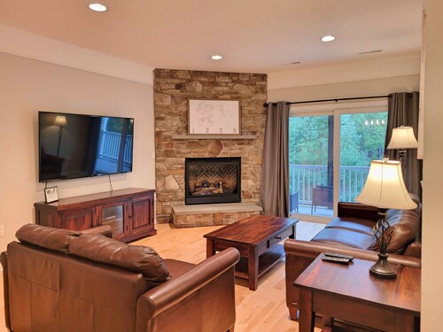 Comfy, AC/FP, wood & mountain views, deck, swim club. F1007 by LRS