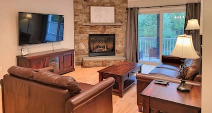 Comfy, AC/FP, wood & mountain views, deck, swim club. F1007 by LRS